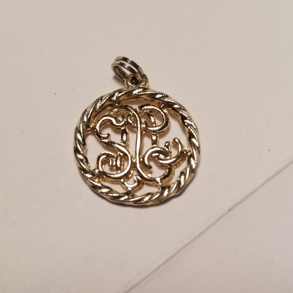 🧨 Monogrammed  type charm for necklace gold color